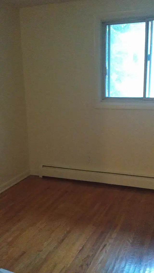 June 1st ~ 2 BEDROOM GARDENHOME ~ $1,999.00 - Photo 6