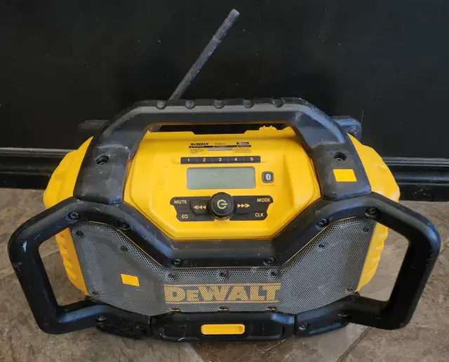 Dewalt Bluetooth Jobsite Radio DCR025