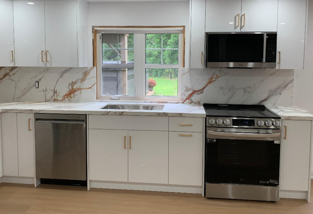 White Plain Quartz Countertops - With Golden Veins - Photo 2
