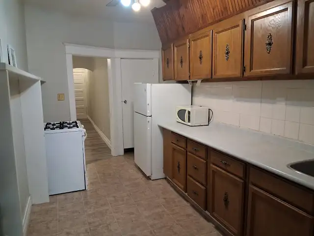 (Downtown)  Private ROOM, Furnished, on a Quiet 2 Bedrooms! - Photo 3