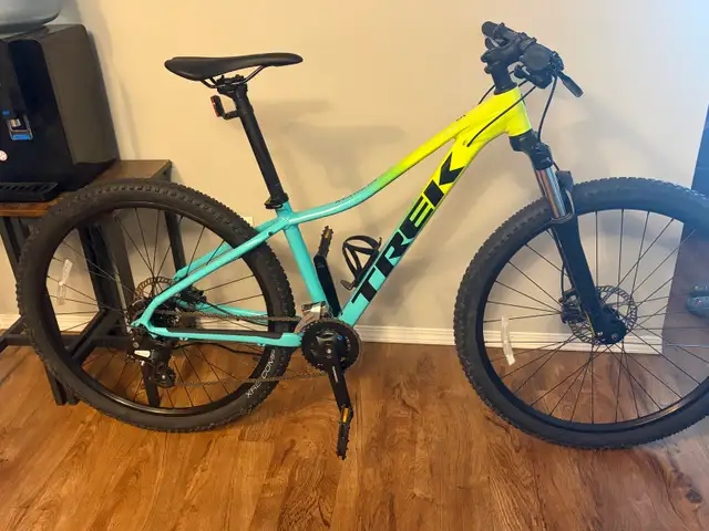 woman’s Trek hardtail mountain bike