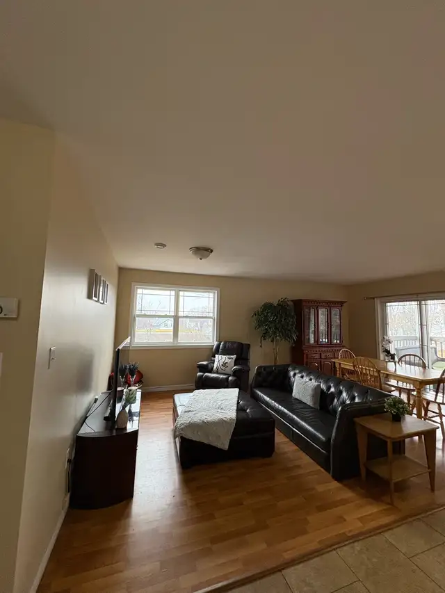 Spacious 2 Bedroom Apartment Downtown with Laundry - Photo 2