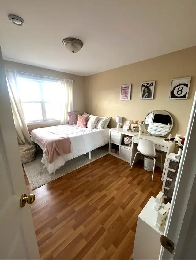 Spacious 2 Bedroom Apartment Downtown with Laundry - Photo 3
