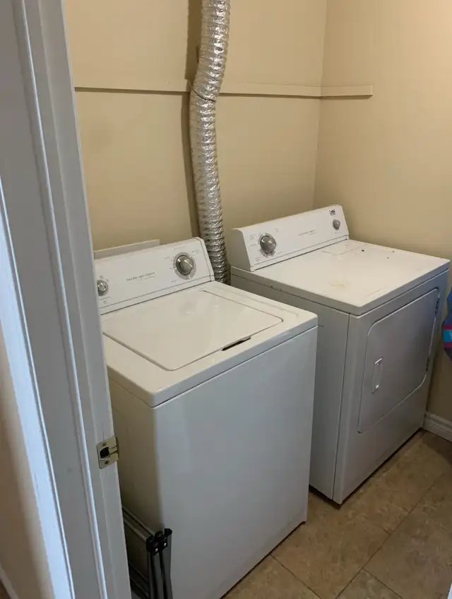 Spacious 2 Bedroom Apartment Downtown with Laundry - Photo 7