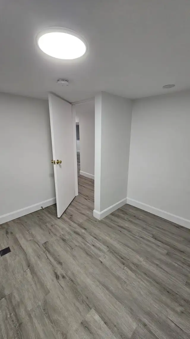 Beautiful 2 bedrooms, 1 bath lower level unit - utility included - Photo 4