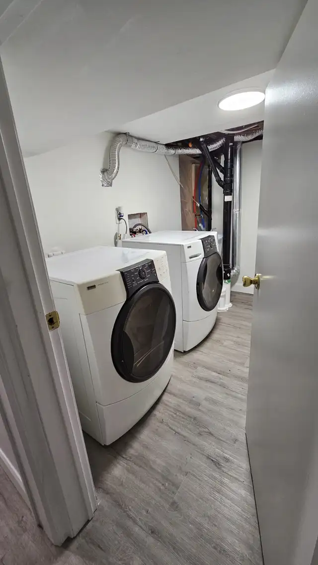 Beautiful 2 bedrooms, 1 bath lower level unit - utility included - Photo 6