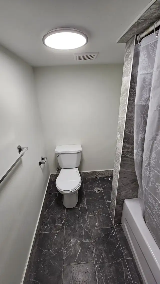 Beautiful 2 bedrooms, 1 bath lower level unit - utility included - Photo 10