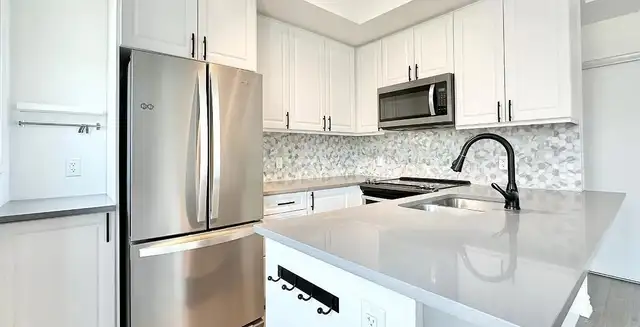 LARGE MODERN 3BR 3WR TOWNHOUSE PICKERING $3000 FOR RENT - Photo 3