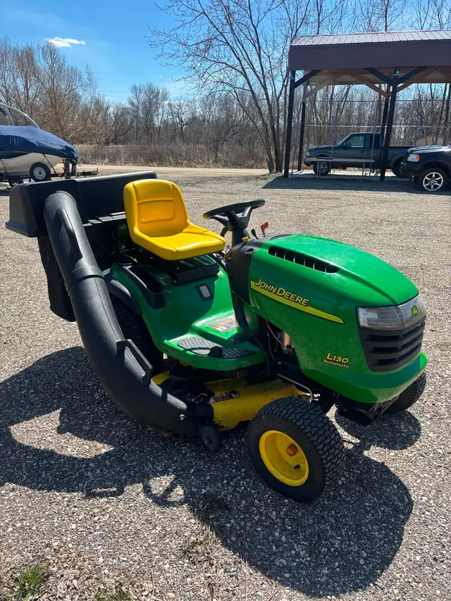 John Deere mower with grass bagger. - Photo 2