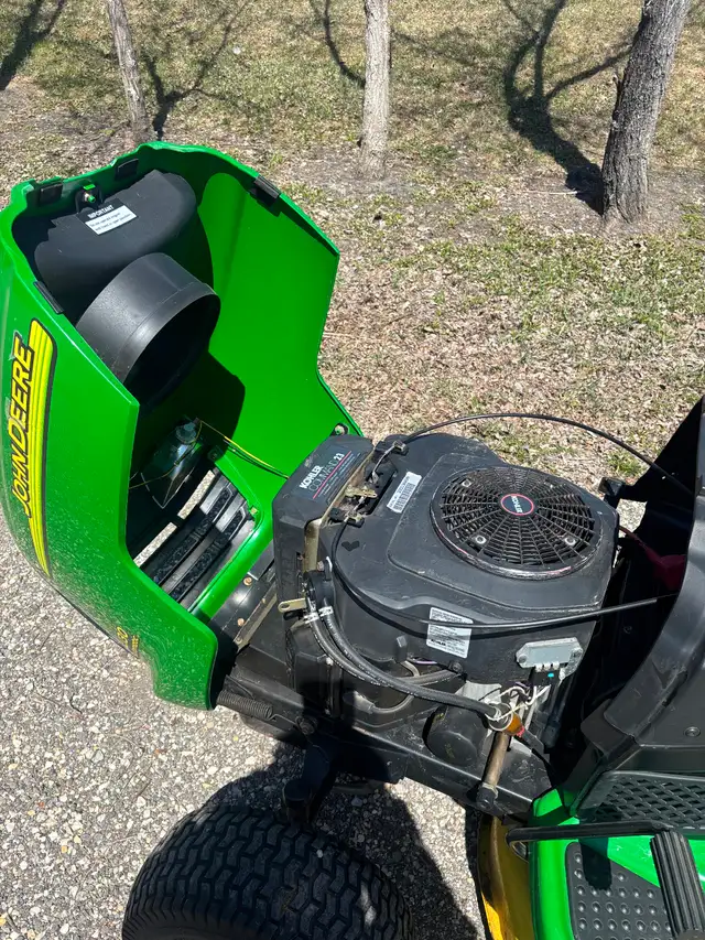 John Deere mower with grass bagger. - Photo 3