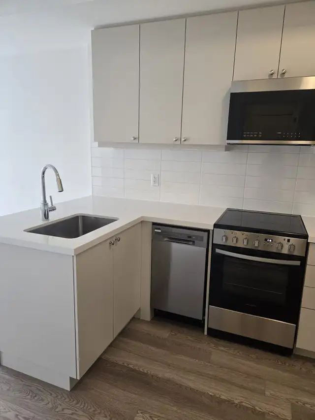 Amazing water view condo in Bowmanville - only $1899 per month - Photo 5