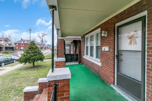 Brick 2StoreyHome with Garage Big 6Bed 3Bath For Sale in Windsor - Photo 2