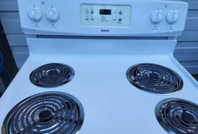 Kenmore 4 burner stove - Digital controls, Very good condition - - Photo 2