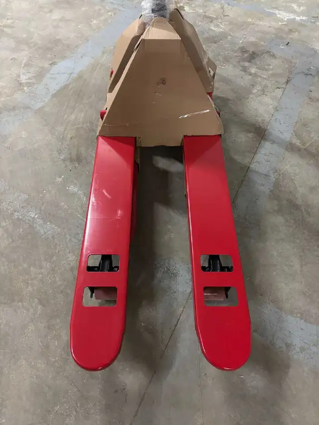 Short narrow pallet jacks, 5500 lbs capacity - Photo 2