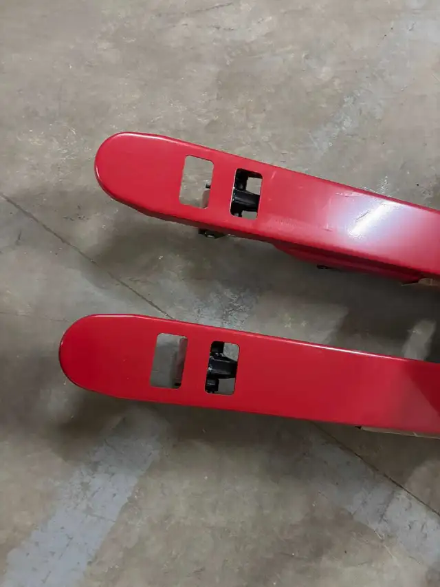 Short narrow pallet jacks, 5500 lbs capacity - Photo 4
