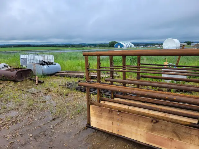 Custom Heavy-Duty Livestock Equipment & Metal Fabrication - Photo 7