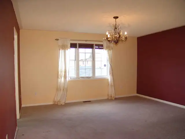 Bright lit Townhouse for Rent with big backyard - Photo 2