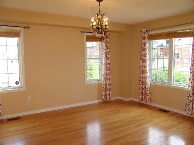 Bright lit Townhouse for Rent with big backyard - Photo 3