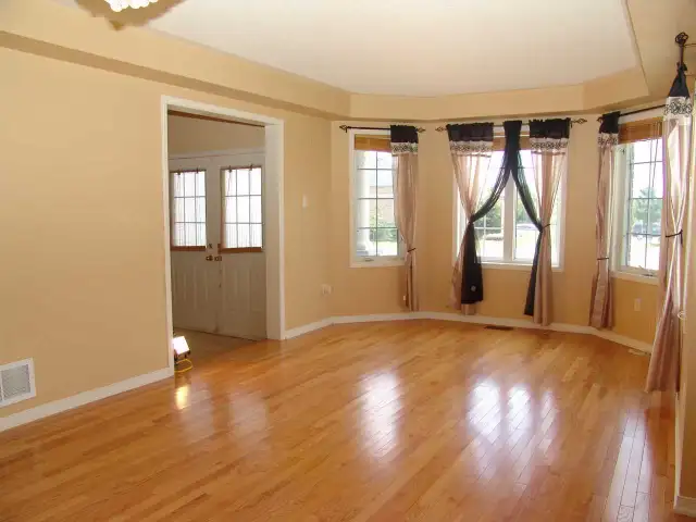 Bright lit Townhouse for Rent with big backyard - Photo 4