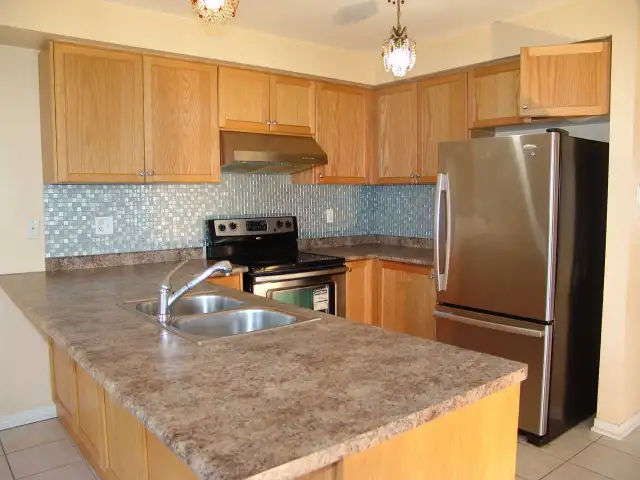 Bright lit Townhouse for Rent with big backyard - Photo 5