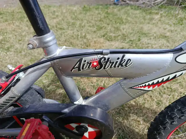 Air Strike 12' Kids Bike with Training Wheels - Photo 6
