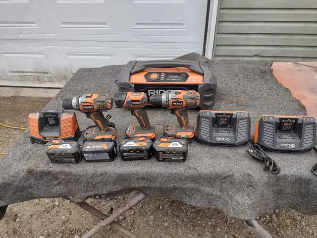 Lot de 3 perceuse 3 chargeurs et 1 radio de chantier RIDGID