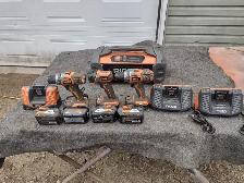 Lot de 3 perceuse 3 chargeurs et 1 radio de chantier RIDGID
