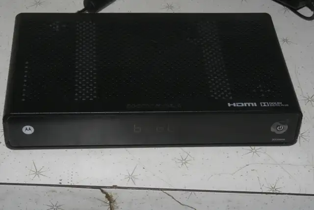 Motorola TV box DCX3200, older model $10 - Photo 2