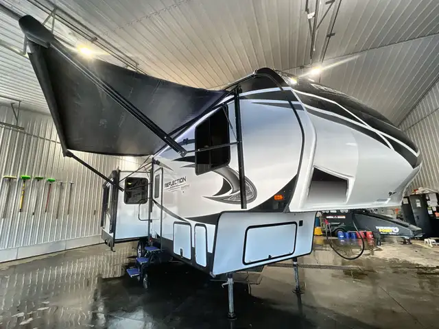 Reflection 150 Series 295RL – Lightweight Luxury Fifth Wheel