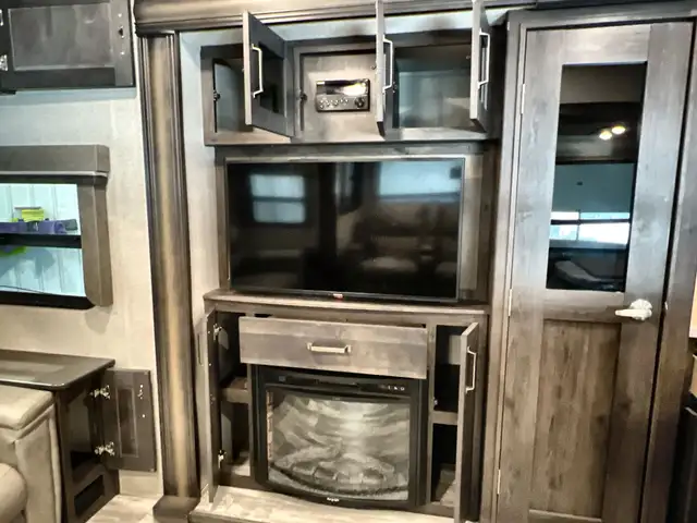 Reflection 150 Series 295RL – Lightweight Luxury Fifth Wheel - Photo 11