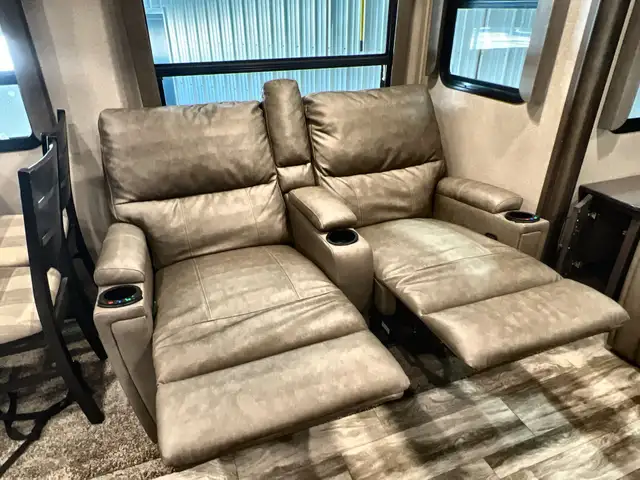 Reflection 150 Series 295RL – Lightweight Luxury Fifth Wheel - Photo 12