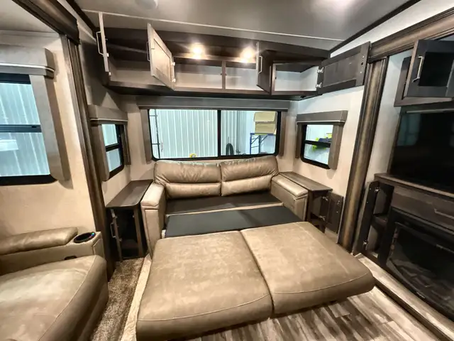 Reflection 150 Series 295RL – Lightweight Luxury Fifth Wheel - Photo 14