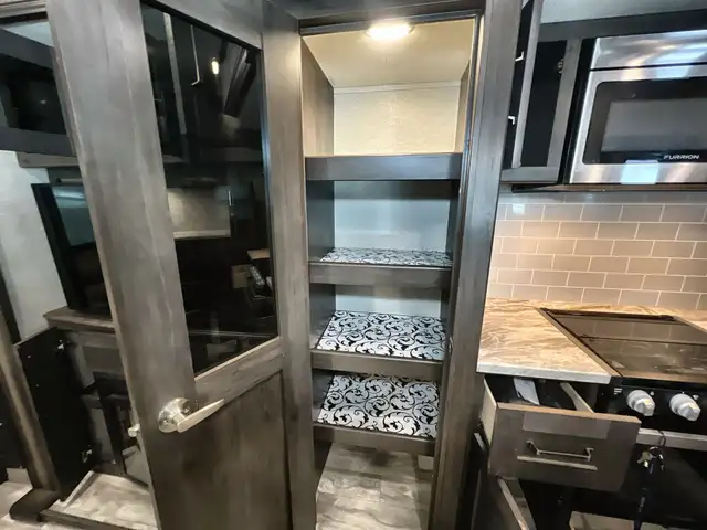 Reflection 150 Series 295RL – Lightweight Luxury Fifth Wheel - Photo 15