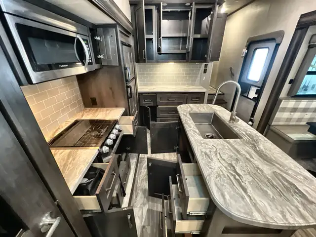 Reflection 150 Series 295RL – Lightweight Luxury Fifth Wheel - Photo 17