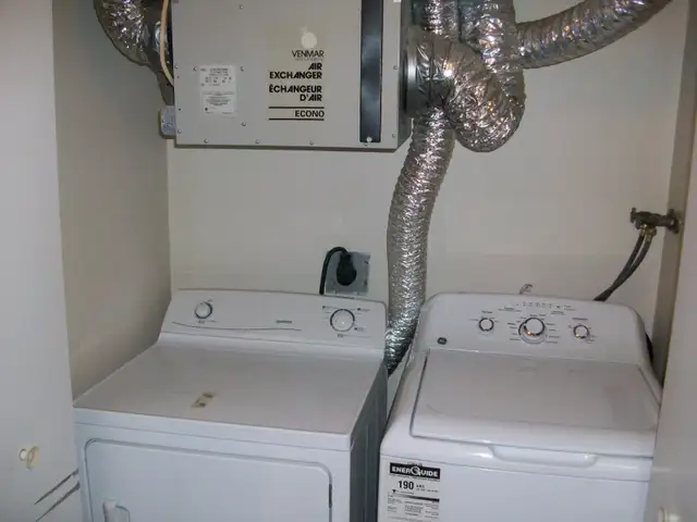 2 bedroom apartment - heat and light included - Photo 7