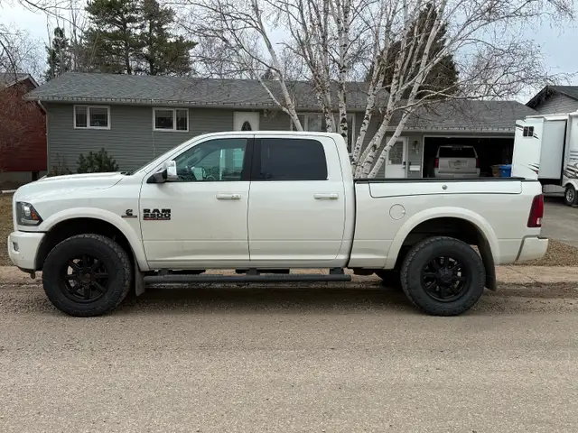 RAM 2500 Laramie low KM
