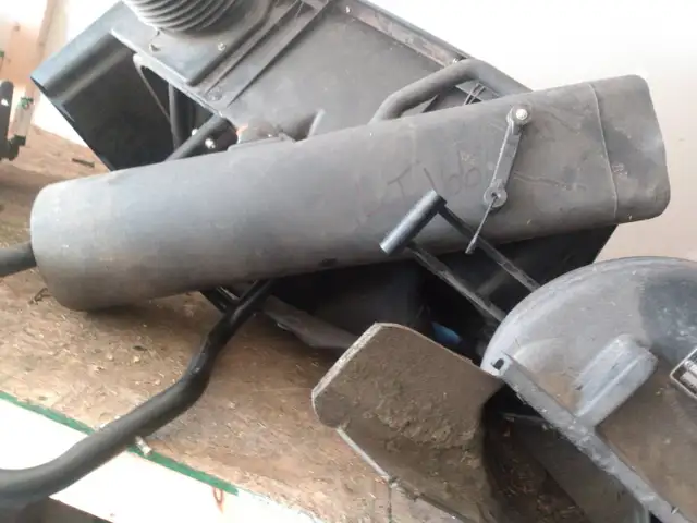 Power Flow bagger for  a John Deere LT166 lawn tractor - Photo 4