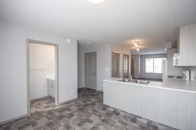 Beautiful Townhome in Sylvan Lake - $699 Security Deposit Promo - Photo 2