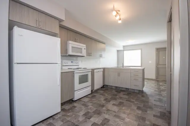 Beautiful Townhome in Sylvan Lake - $699 Security Deposit Promo - Photo 3