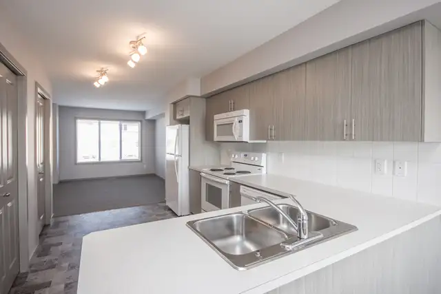 Beautiful Townhome in Sylvan Lake - $699 Security Deposit Promo - Photo 4