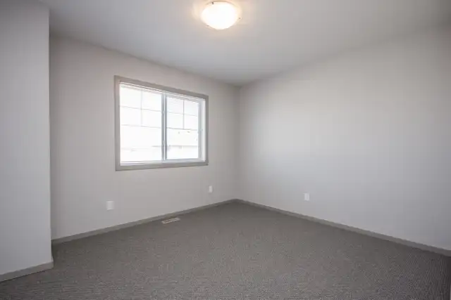 Beautiful Townhome in Sylvan Lake - $699 Security Deposit Promo - Photo 8