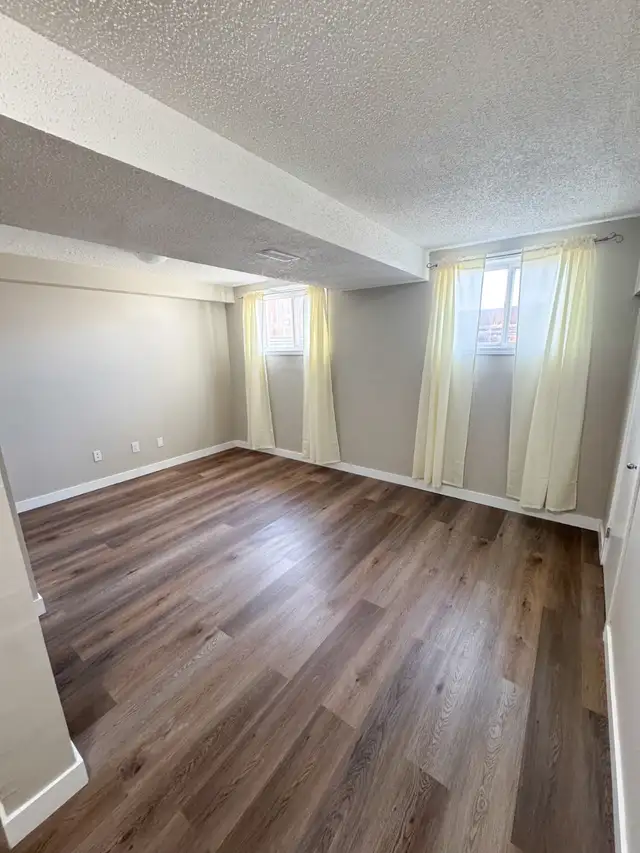 LOCATION!Walk 2 LRT/grocry-2BR LEGAL Bsmt-new bath/kitchn-pet ok - Photo 3