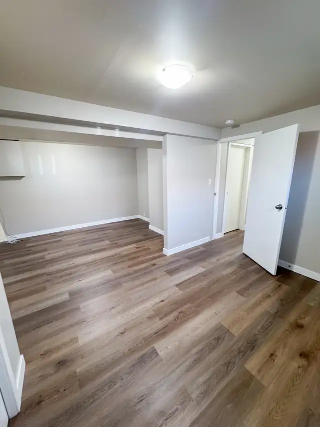 LOCATION!Walk 2 LRT/grocry-2BR LEGAL Bsmt-new bath/kitchn-pet ok - Photo 5