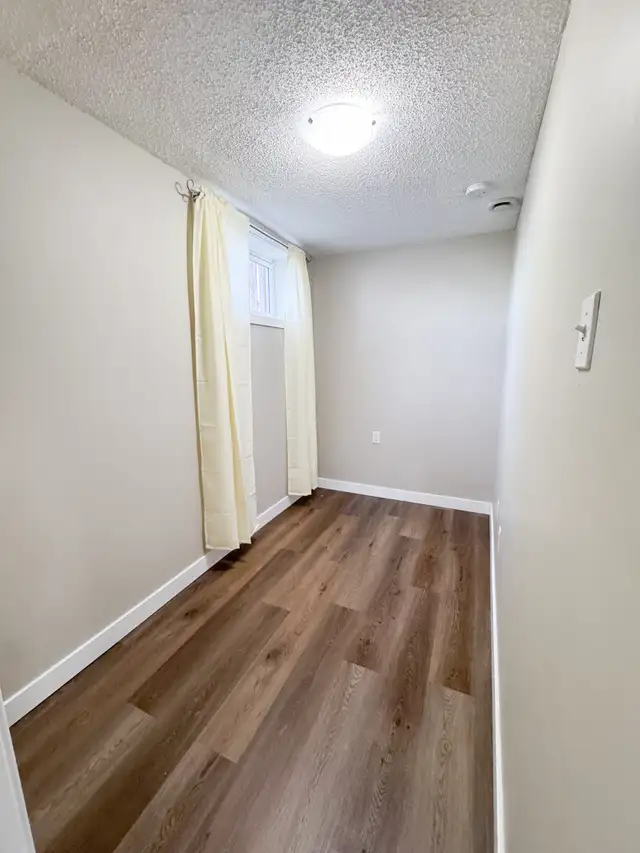 LOCATION!Walk 2 LRT/grocry-2BR LEGAL Bsmt-new bath/kitchn-pet ok - Photo 8
