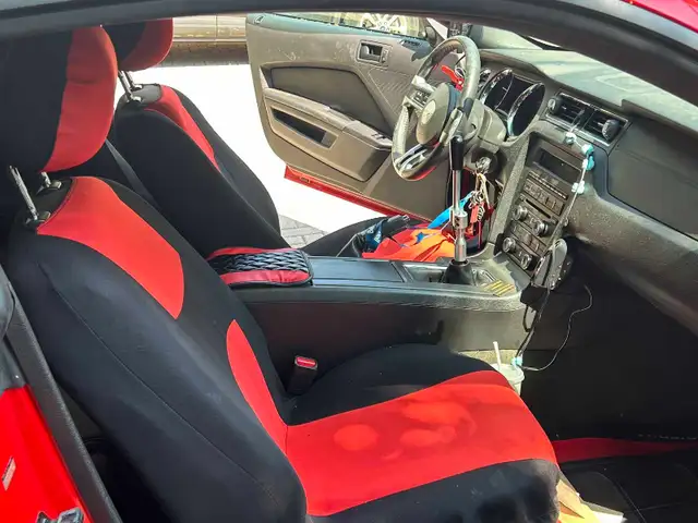 2014 Ford Mustang, low mileage - Photo 4