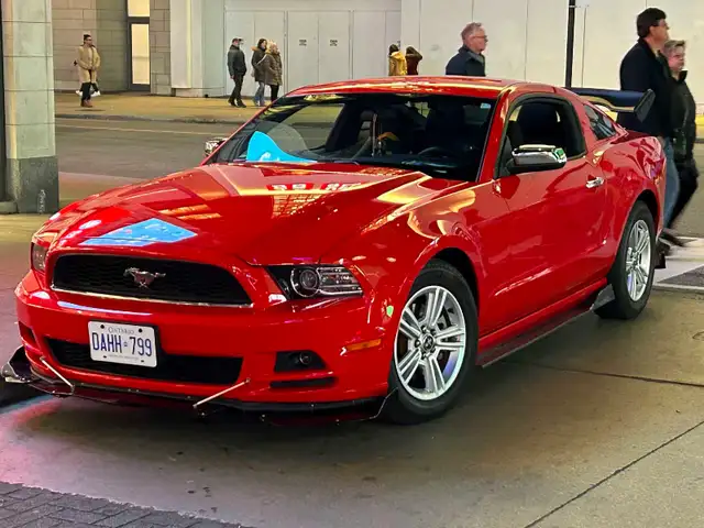 2014 Ford Mustang, low mileage - Photo 6
