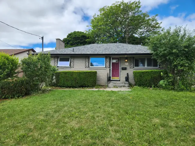 Stephenson/Rossland 2400$/m   CLEAN 3 Bedroom Upstairs Bungalow