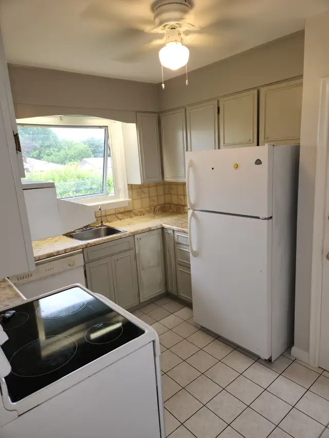 Stephenson/Rossland 2400$/m   CLEAN 3 Bedroom Upstairs Bungalow - Photo 8