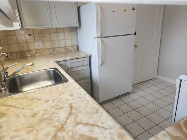 Stephenson/Rossland 2400$/m   CLEAN 3 Bedroom Upstairs Bungalow - Photo 12