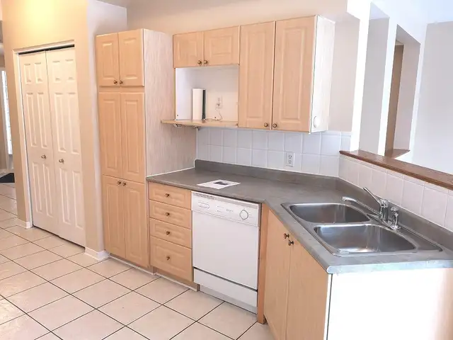 Semi-Detached Home in Glen Cairn, Kanata - 4-Bedroom - Photo 10
